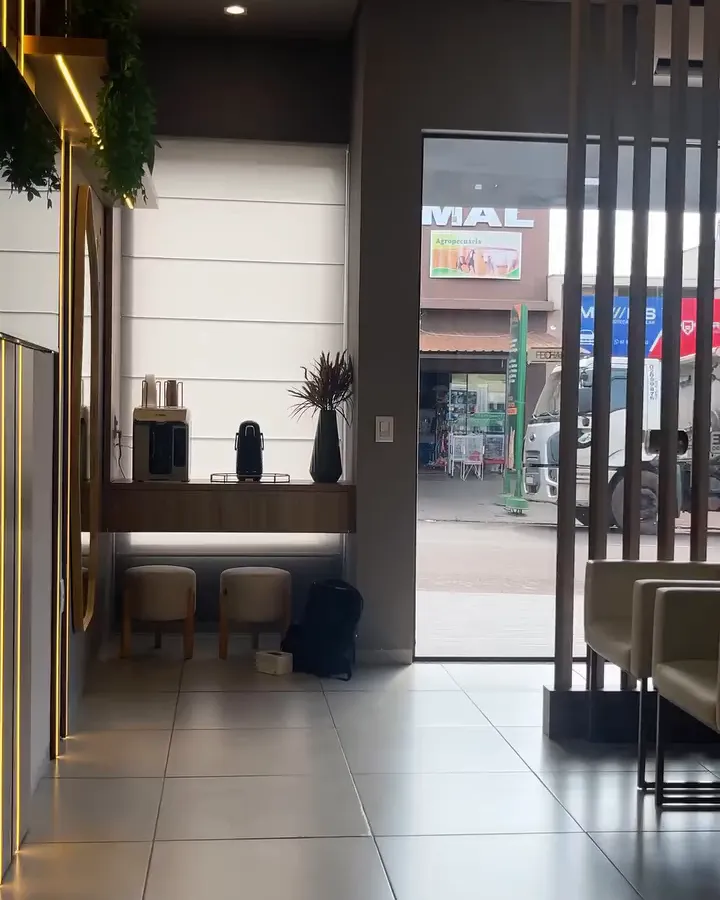 Entrada da CROI vista de dentro, com ripado de madeira