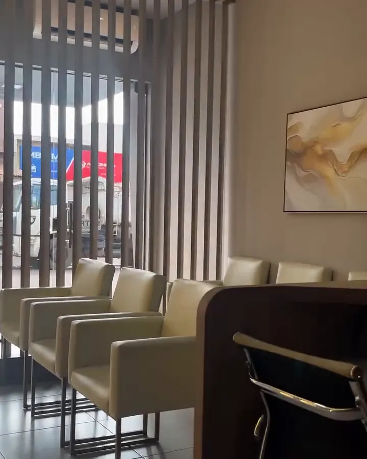Sala de espera da CROI com poltronas cor creme